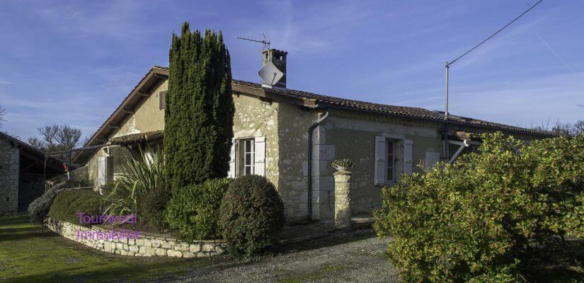 XVIIIth century renovated stone house with outbuidlings and pool