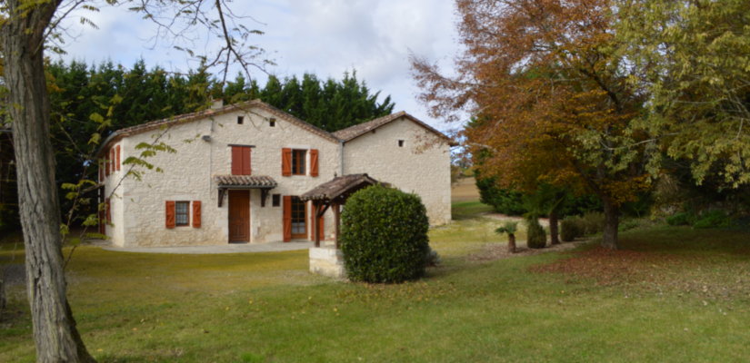 On 1,3 ha beautiful stone house with outbuildings and a well