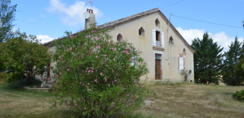 Beautiful stone Gersoise to renovate with outbuildings on 3636 m2