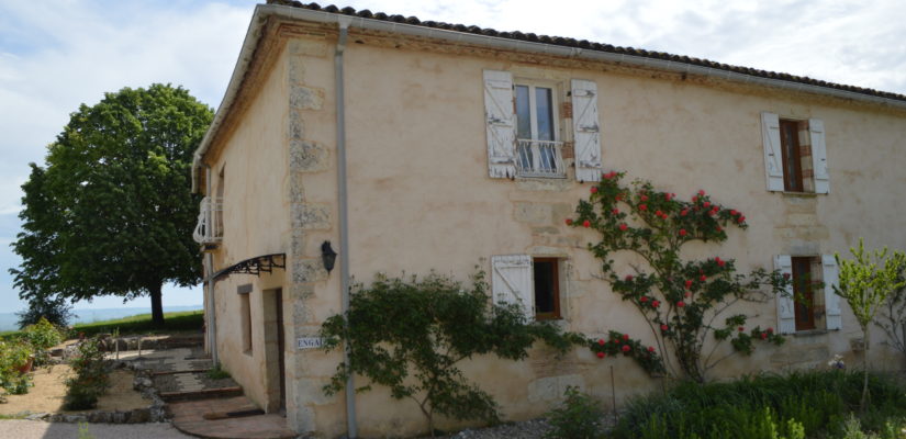 Large house of 479 m2 with a nice block of land overlooking the opened landscape